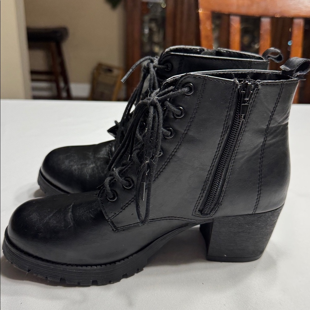 Women’s Like New Soda black faux leather lace up bootie. Size 8 1/2 - Picture 6 of 8